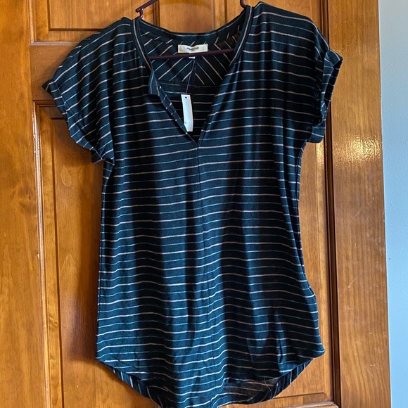 𝐌𝐚𝐝𝐞𝐰𝐞𝐥𝐥 𝐒𝐩𝐥𝐢𝐭𝐧𝐞𝐜𝐤 𝐓𝐞𝐞 𝐍𝐖𝐎𝐓 - Picture 2 of 5